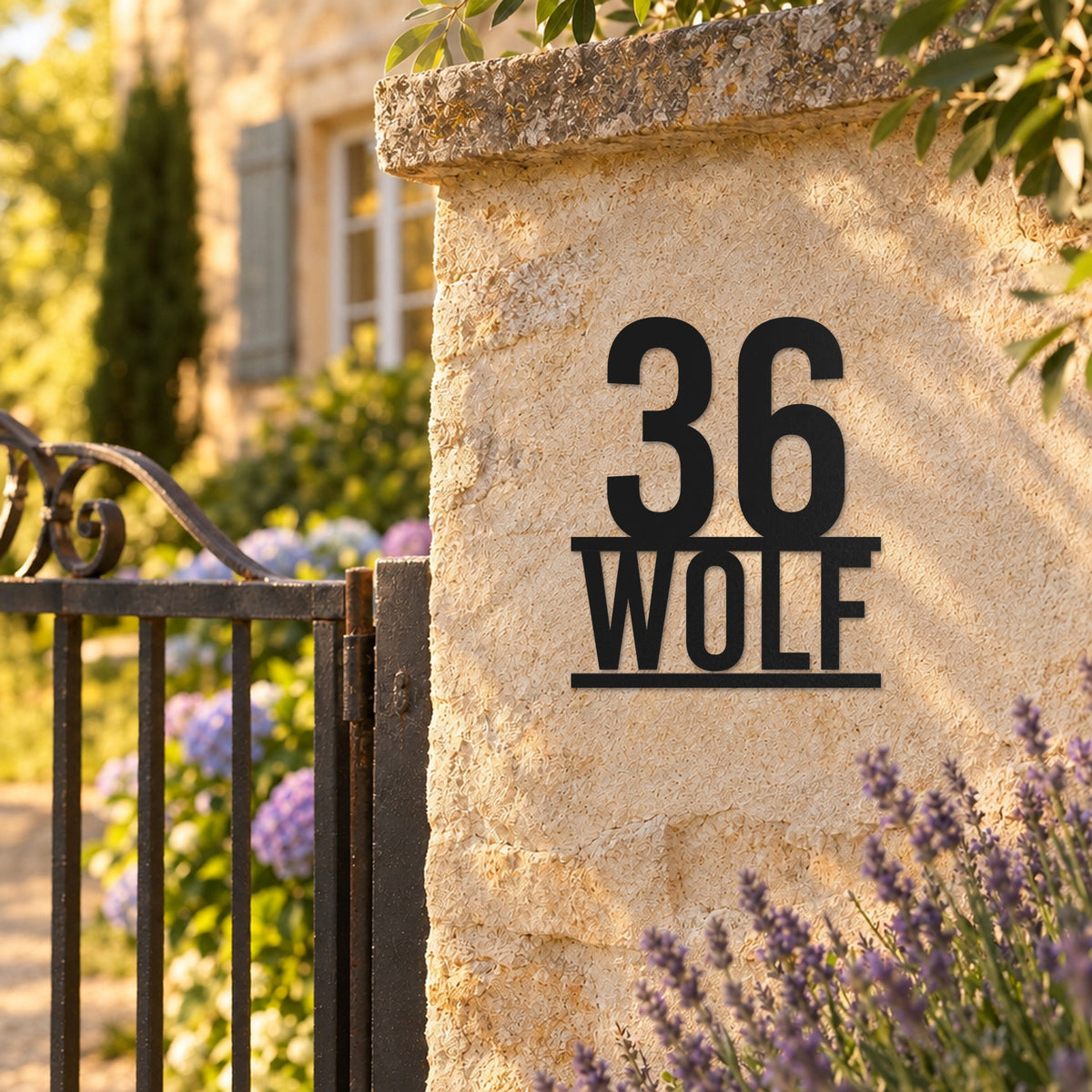 Edelstahl Hausnummernschild personalisiert – Stolze Nummer auf Namen „36 Wolf“ am Gartenpfeiler, Edelstahl Schwarz RAL 9005 · WesterWerk