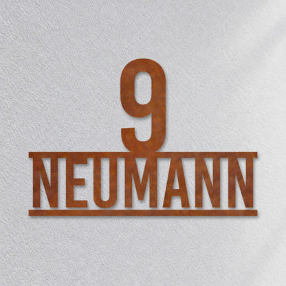 Edelstahl Hausnummernschild personalisiert – Stolze Nummer auf Namen „9 Neumann“ Nahaufnahme an der Fassade, Edelstahl Cortenstahl · WesterWerk