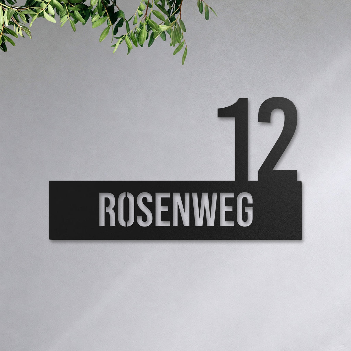 Edelstahl Hausnummernschild personalisiert – Straße mit Hausnummer „12 Rosenweg“ an der Hauswand, Edelstahl Schwarz RAL 9005 · WesterWerk