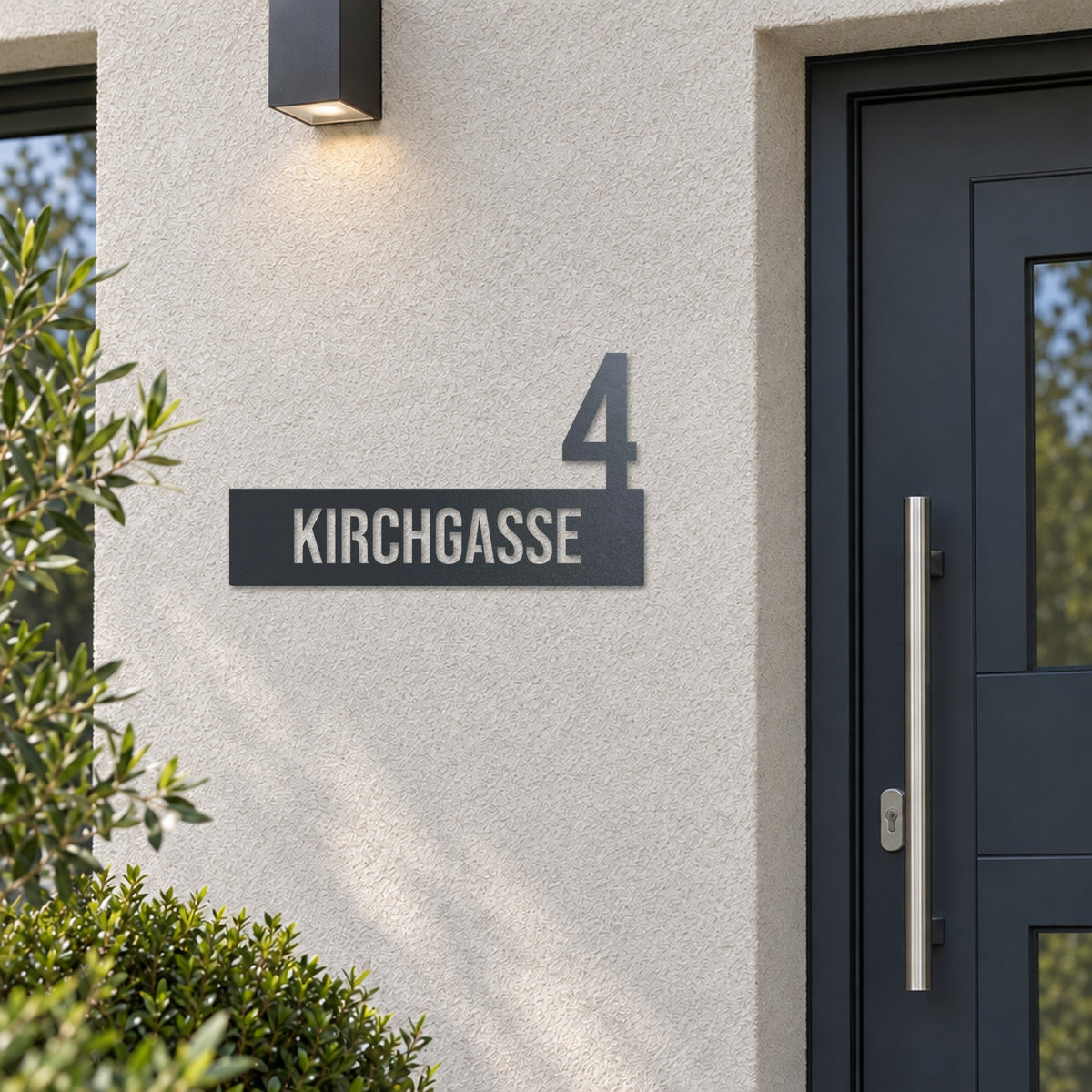 Edelstahl Hausnummernschild personalisiert – Straße mit Hausnummer „4 Kirchgasse“ neben der Haustür, Edelstahl Anthrazit RAL 7016 · WesterWerk