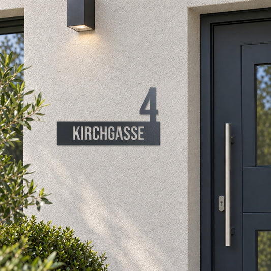 Edelstahl Hausnummernschild personalisiert – Straße mit Hausnummer „4 Kirchgasse“ neben der Haustür, Edelstahl Anthrazit RAL 7016 · WesterWerk