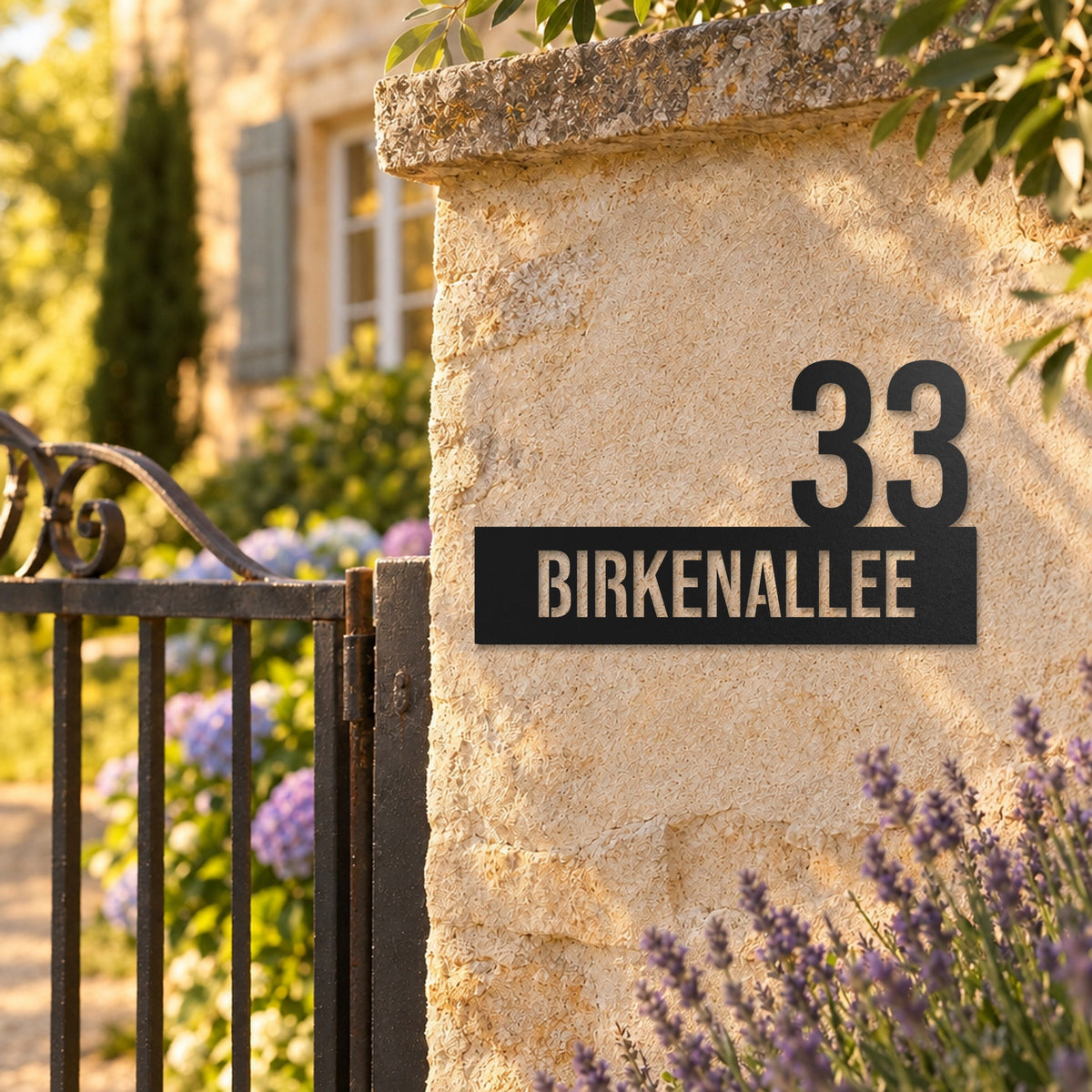 Edelstahl Hausnummernschild personalisiert – Straße mit Hausnummer „33 Birkenallee“ am Gartenpfeiler, Edelstahl Schwarz RAL 9005 · WesterWerk