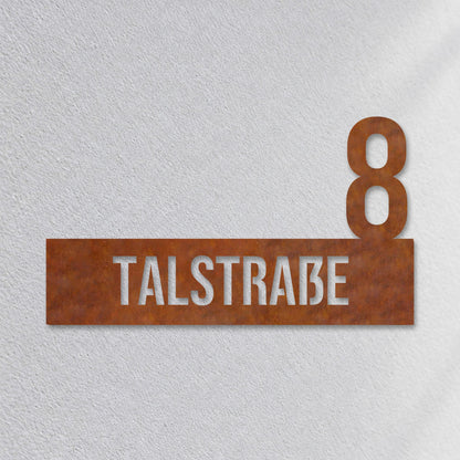 Edelstahl Hausnummernschild personalisiert – Straße mit Hausnummer „8 Talstraße“ Nahaufnahme an der Fassade, Edelstahl Cortenstahl · WesterWerk
