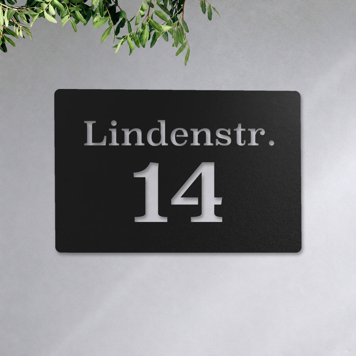 Edelstahl Hausnummernschild personalisiert – Straße und Nummer „14 Lindenstr.“ an der Hauswand, Edelstahl Schwarz RAL 9005 · WesterWerk