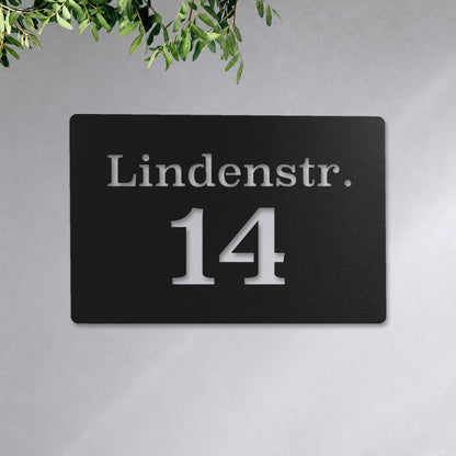 Edelstahl Hausnummernschild personalisiert – Straße und Nummer „14 Lindenstr.“ an der Hauswand, Edelstahl Schwarz RAL 9005 · WesterWerk