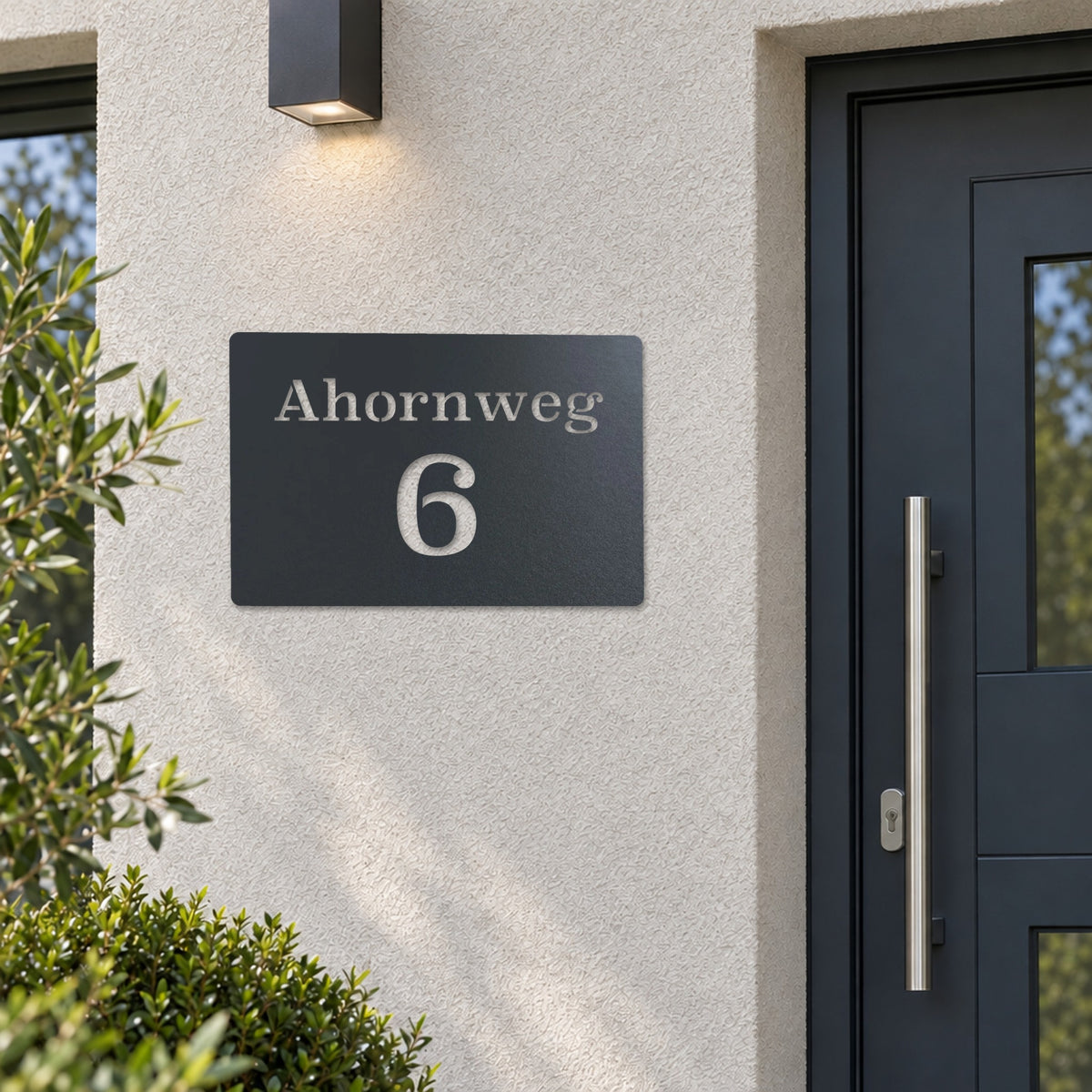 Edelstahl Hausnummernschild personalisiert – Straße und Nummer „6 Ahornweg“ neben der Haustür, Edelstahl Anthrazit RAL 7016 · WesterWerk