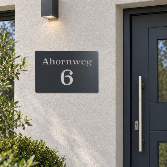 Edelstahl Hausnummernschild personalisiert – Straße und Nummer „6 Ahornweg“ neben der Haustür, Edelstahl Anthrazit RAL 7016 · WesterWerk