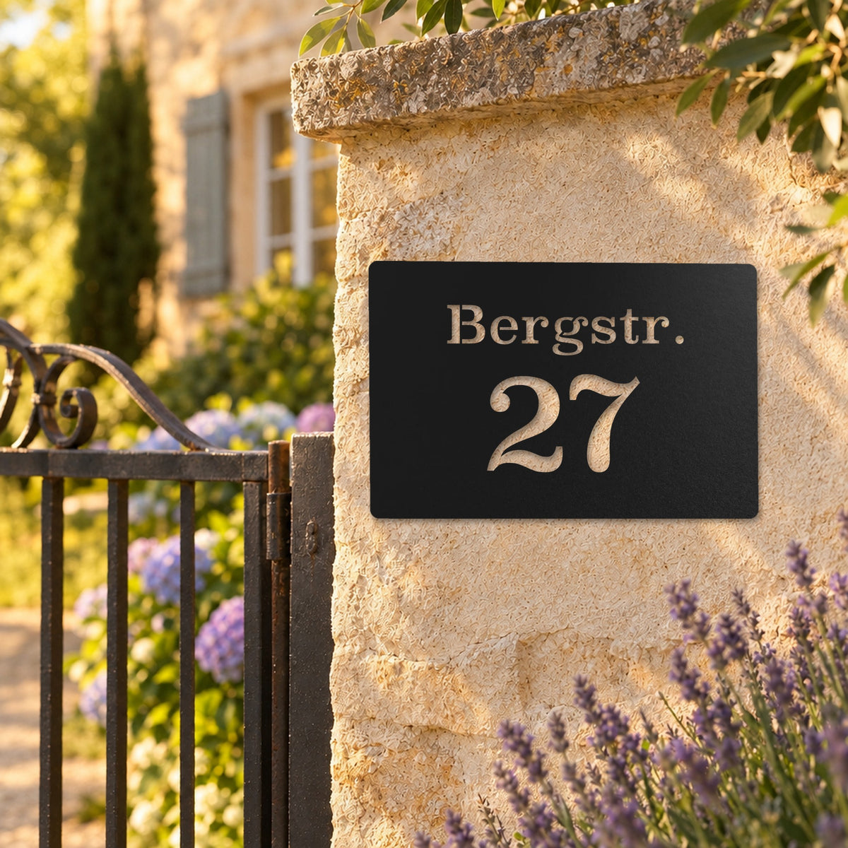 Edelstahl Hausnummernschild personalisiert – Straße und Nummer „27 Bergstr.“ am Gartenpfeiler, Edelstahl Schwarz RAL 9005 · WesterWerk