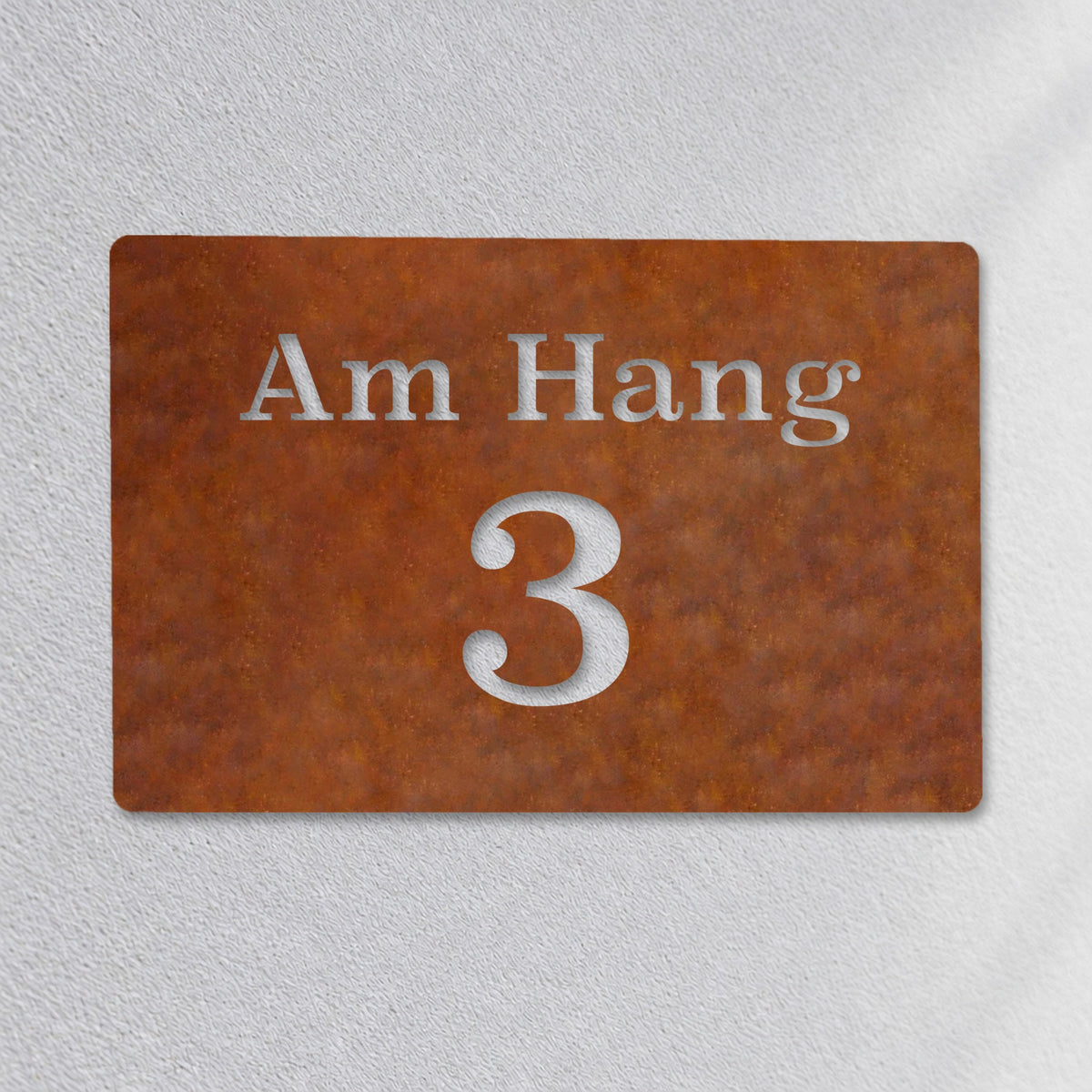 Edelstahl Hausnummernschild personalisiert – Straße und Nummer „3 Am Hang“ Nahaufnahme an der Fassade, Edelstahl Cortenstahl · WesterWerk