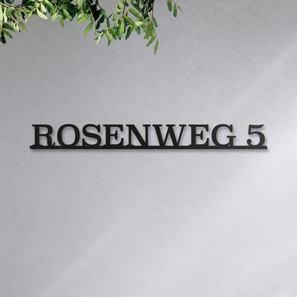 Edelstahl Straßenschild mit Hausnummer personalisiert – Einzeiliges Straßenschild „Rosenweg 5“ an der Hauswand, Edelstahl Schwarz RAL 9005 · WesterWerk