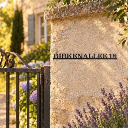 Edelstahl Straßenschild mit Hausnummer personalisiert – Einzeiliges Straßenschild „Birkenallee 18“ am Gartenpfeiler, Edelstahl Schwarz RAL 9005 · WesterWerk