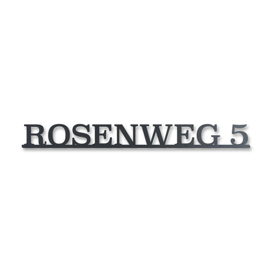 Edelstahl Straßenschild mit Hausnummer personalisiert – Einzeiliges Straßenschild „Rosenweg 5“, lasergeschnitten · WesterWerk