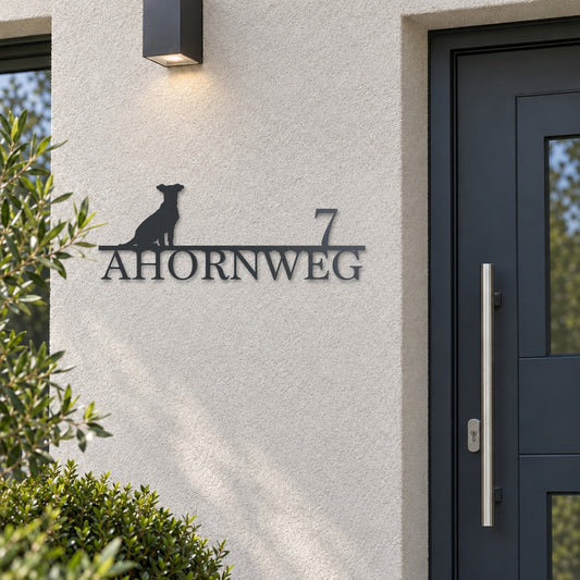 Edelstahl Straßenschild mit Hausnummer personalisiert – Straßenschild mit Hund „Ahornweg 7“ neben der Haustür, Edelstahl Anthrazit RAL 7016 · WesterWerk