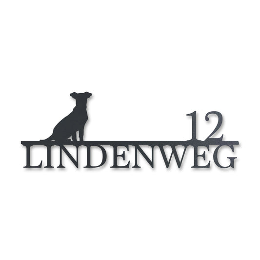 Edelstahl Straßenschild mit Hausnummer personalisiert – Straßenschild mit Hund „Lindenweg 12“, lasergeschnitten · WesterWerk