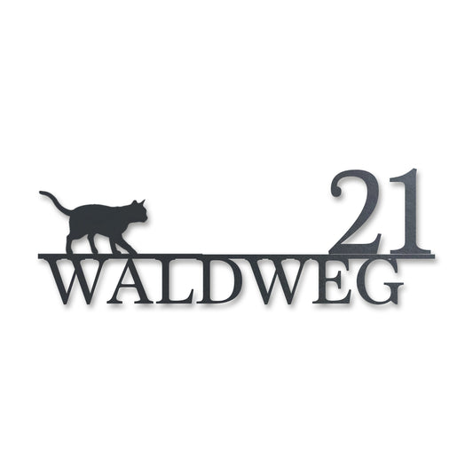 Edelstahl Straßenschild mit Hausnummer personalisiert – Straßenschild mit Katze „Waldweg 21“, lasergeschnitten · WesterWerk