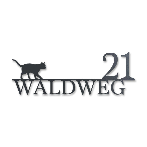 Straßenschild mit Katze