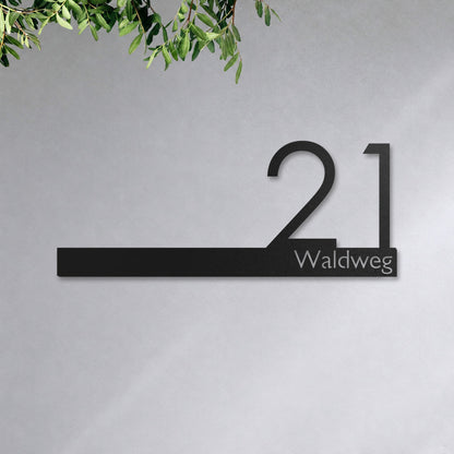 Edelstahl Straßenschild mit Hausnummer personalisiert – Straßenschild mit Hausnummer „Waldweg 21“ an der Hauswand, Edelstahl Schwarz RAL 9005 · WesterWerk