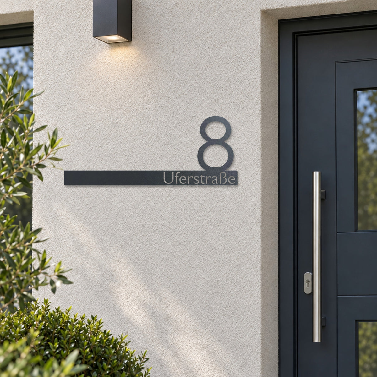 Edelstahl Straßenschild mit Hausnummer personalisiert – Straßenschild mit Hausnummer „Uferstraße 8“ neben der Haustür, Edelstahl Anthrazit RAL 7016 · WesterWerk