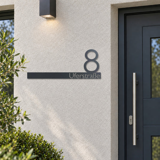 Edelstahl Straßenschild mit Hausnummer personalisiert – Straßenschild mit Hausnummer „Uferstraße 8“ neben der Haustür, Edelstahl Anthrazit RAL 7016 · WesterWerk