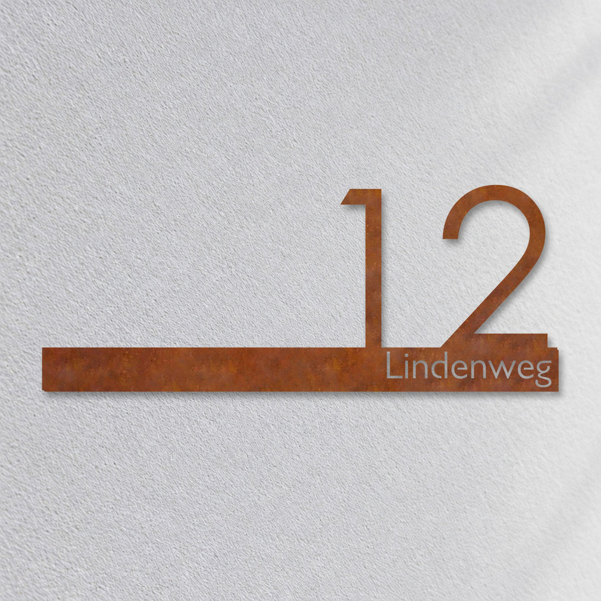 Edelstahl Straßenschild mit Hausnummer personalisiert – Straßenschild mit Hausnummer „Lindenweg 12“ Nahaufnahme an der Fassade, Cortenstahl Edelrost · WesterWerk