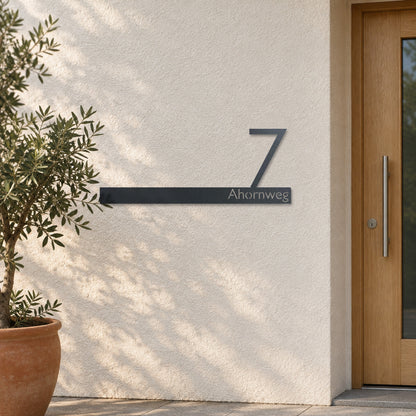 Edelstahl Straßenschild mit Hausnummer personalisiert – Straßenschild mit Hausnummer „Ahornweg 7“ an heller Putzwand, Edelstahl Anthrazit RAL 7016 · WesterWerk