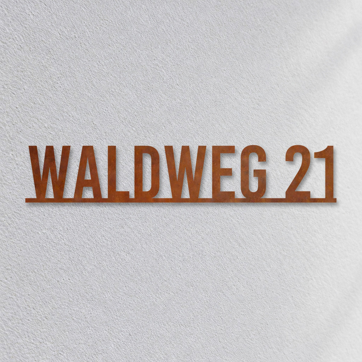 Edelstahl Straßenschild mit Hausnummer personalisiert – Straßenschild mit Hausnummer auf einer Linie „Waldweg 21“ Nahaufnahme an der Fassade, Cortenstahl Edelrost · WesterWerk