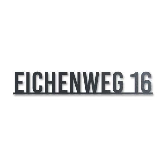 Edelstahl Straßenschild mit Hausnummer personalisiert – Straßenschild mit Hausnummer auf einer Linie „Eichenweg 16“, lasergeschnitten · WesterWerk