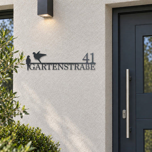 Edelstahl Straßenschild mit Hausnummer personalisiert – Straßenschild mit Vögeln „Gartenstraße 41“ neben der Haustür, Edelstahl Anthrazit RAL 7016 · WesterWerk
