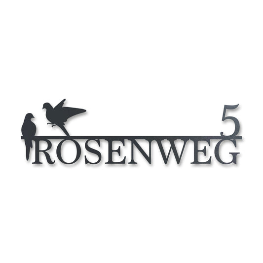 Edelstahl Straßenschild mit Hausnummer personalisiert – Straßenschild mit Vögeln „Rosenweg 5“, lasergeschnitten · WesterWerk