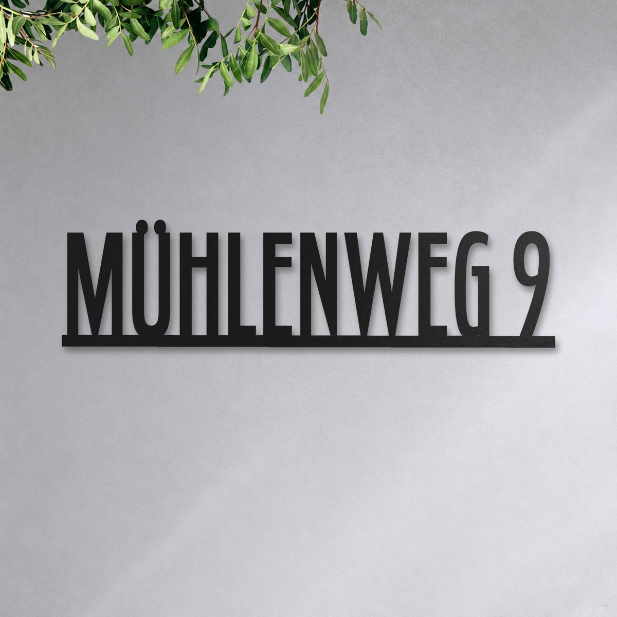 Edelstahl Straßenschild mit Hausnummer personalisiert – Straßenschild Modern „Mühlenweg 9“ an der Hauswand, Edelstahl Schwarz RAL 9005 · WesterWerk