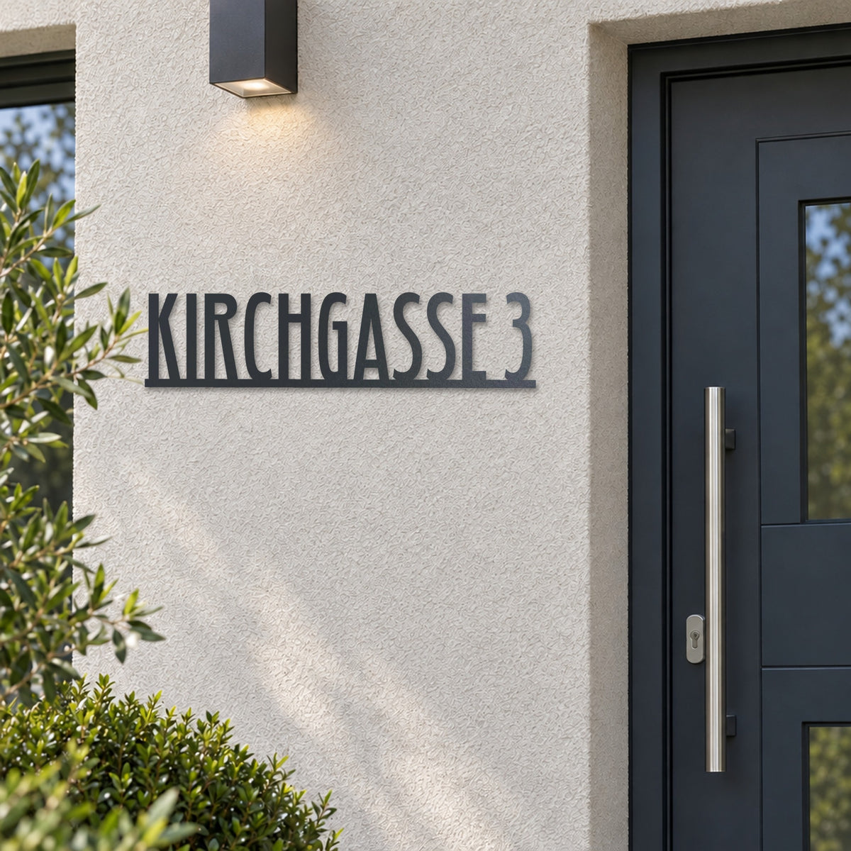 Edelstahl Straßenschild mit Hausnummer personalisiert – Straßenschild Modern „Kirchgasse 3“ neben der Haustür, Edelstahl Anthrazit RAL 7016 · WesterWerk