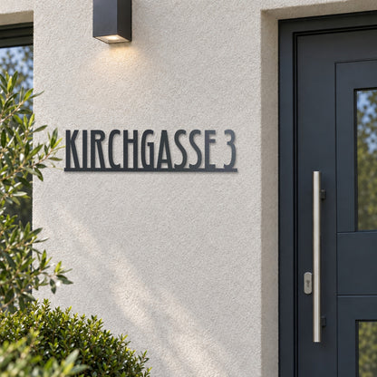 Edelstahl Straßenschild mit Hausnummer personalisiert – Straßenschild Modern „Kirchgasse 3“ neben der Haustür, Edelstahl Anthrazit RAL 7016 · WesterWerk