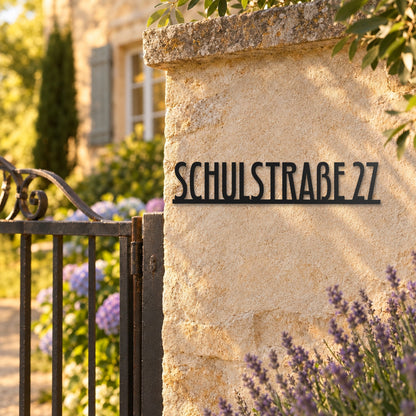 Edelstahl Straßenschild mit Hausnummer personalisiert – Straßenschild Modern „Schulstraße 27“ am Gartenpfeiler, Edelstahl Schwarz RAL 9005 · WesterWerk