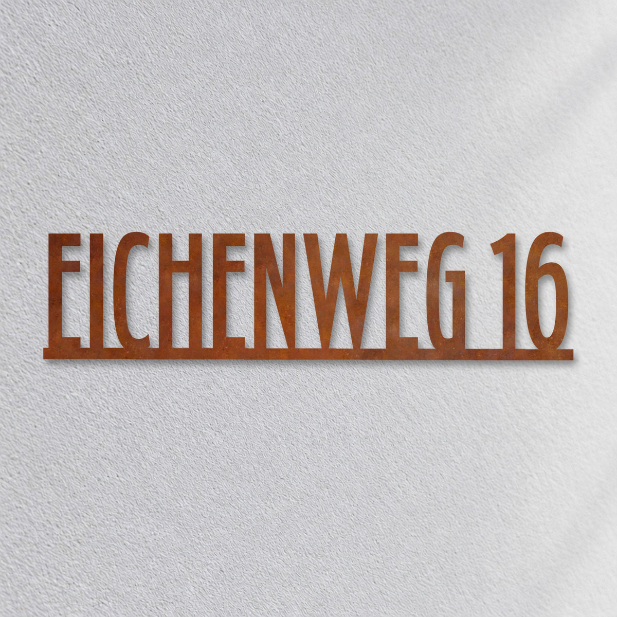 Edelstahl Straßenschild mit Hausnummer personalisiert – Straßenschild Modern „Eichenweg 16“ Nahaufnahme an der Fassade, Cortenstahl Edelrost · WesterWerk