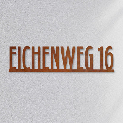 Edelstahl Straßenschild mit Hausnummer personalisiert – Straßenschild Modern „Eichenweg 16“ Nahaufnahme an der Fassade, Cortenstahl Edelrost · WesterWerk