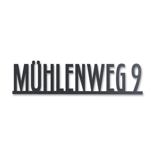 Edelstahl Straßenschild mit Hausnummer personalisiert – Straßenschild Modern „Mühlenweg 9“, lasergeschnitten · WesterWerk