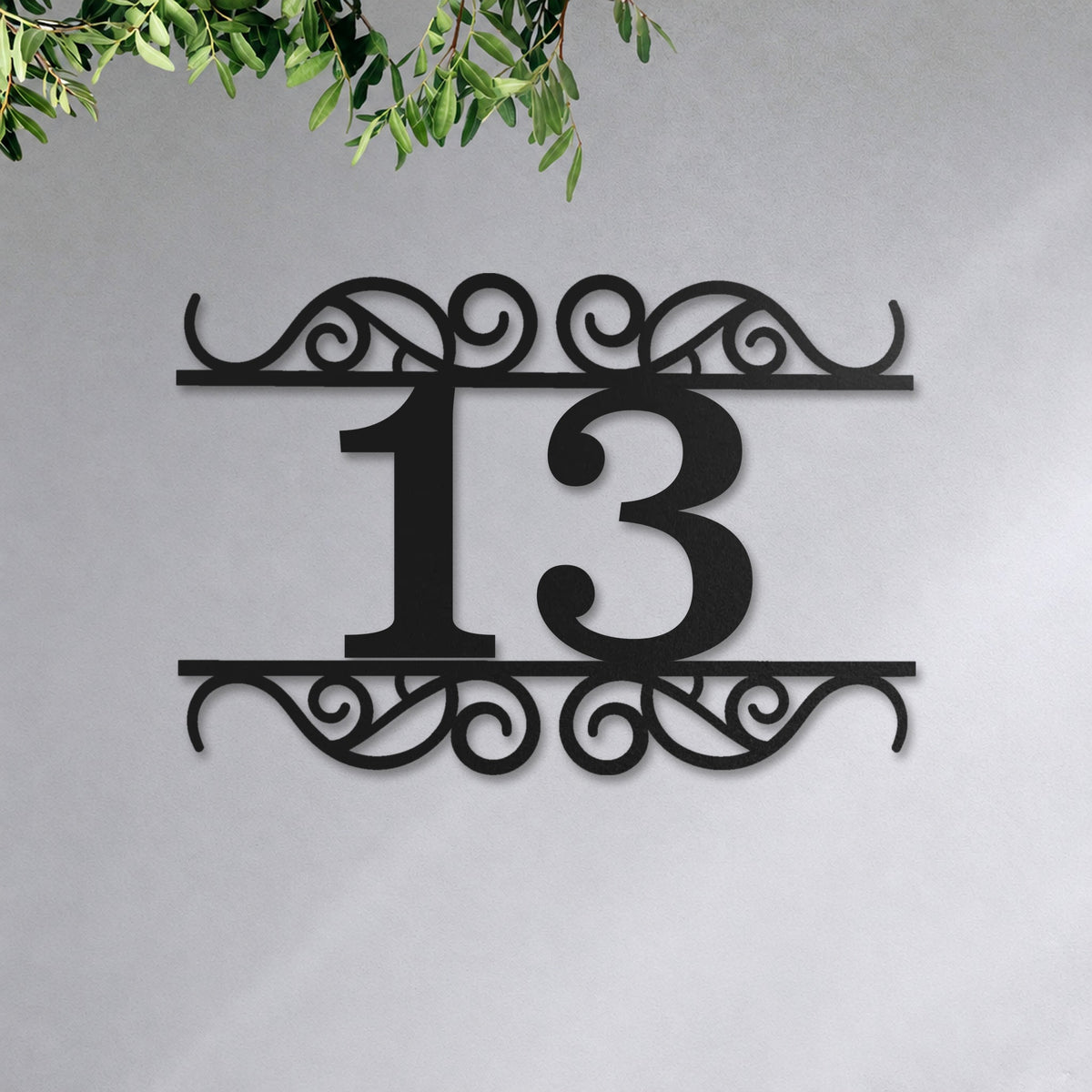 Edelstahl Hausnummernschild personalisiert – Verzierte Hausnummer „13“ an der Hauswand, Edelstahl Schwarz RAL 9005 · WesterWerk