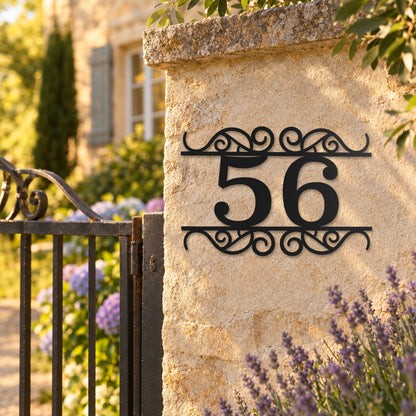 Edelstahl Hausnummernschild personalisiert – Verzierte Hausnummer „56“ am Gartenpfeiler, Edelstahl Schwarz RAL 9005 · WesterWerk