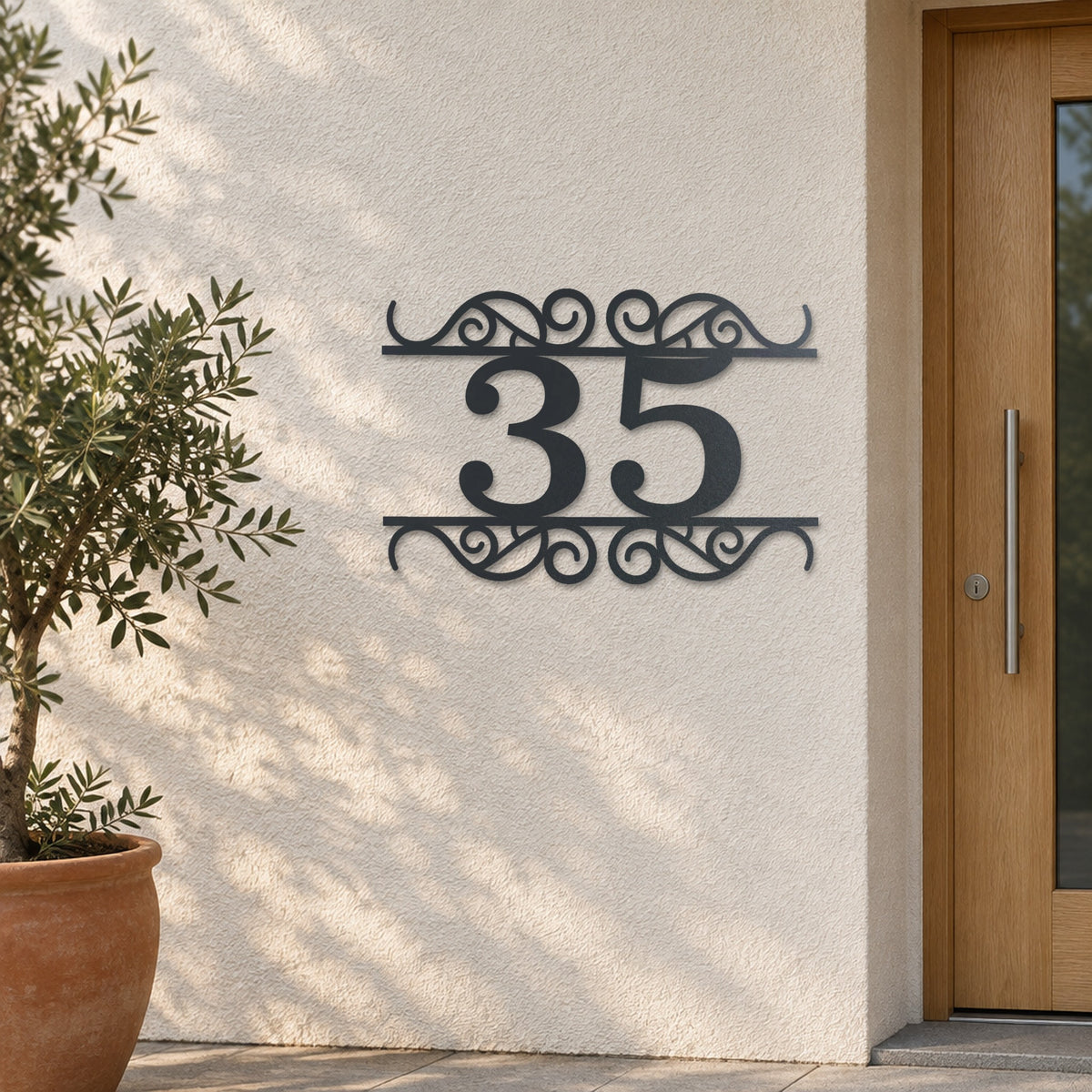 Edelstahl Hausnummernschild personalisiert – Verzierte Hausnummer „35“ an heller Putzwand, Edelstahl Anthrazit RAL 7016 · WesterWerk