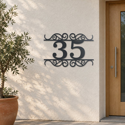 Edelstahl Hausnummernschild personalisiert – Verzierte Hausnummer „35“ an heller Putzwand, Edelstahl Anthrazit RAL 7016 · WesterWerk