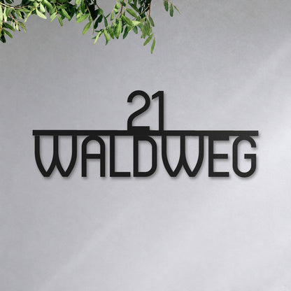 Edelstahl Straßenschild mit Hausnummer personalisiert – Zentriertes, Modernes Straßenschild Abgerundet „Waldweg 21“ an der Hauswand, Edelstahl Schwarz RAL 9005 · WesterWerk