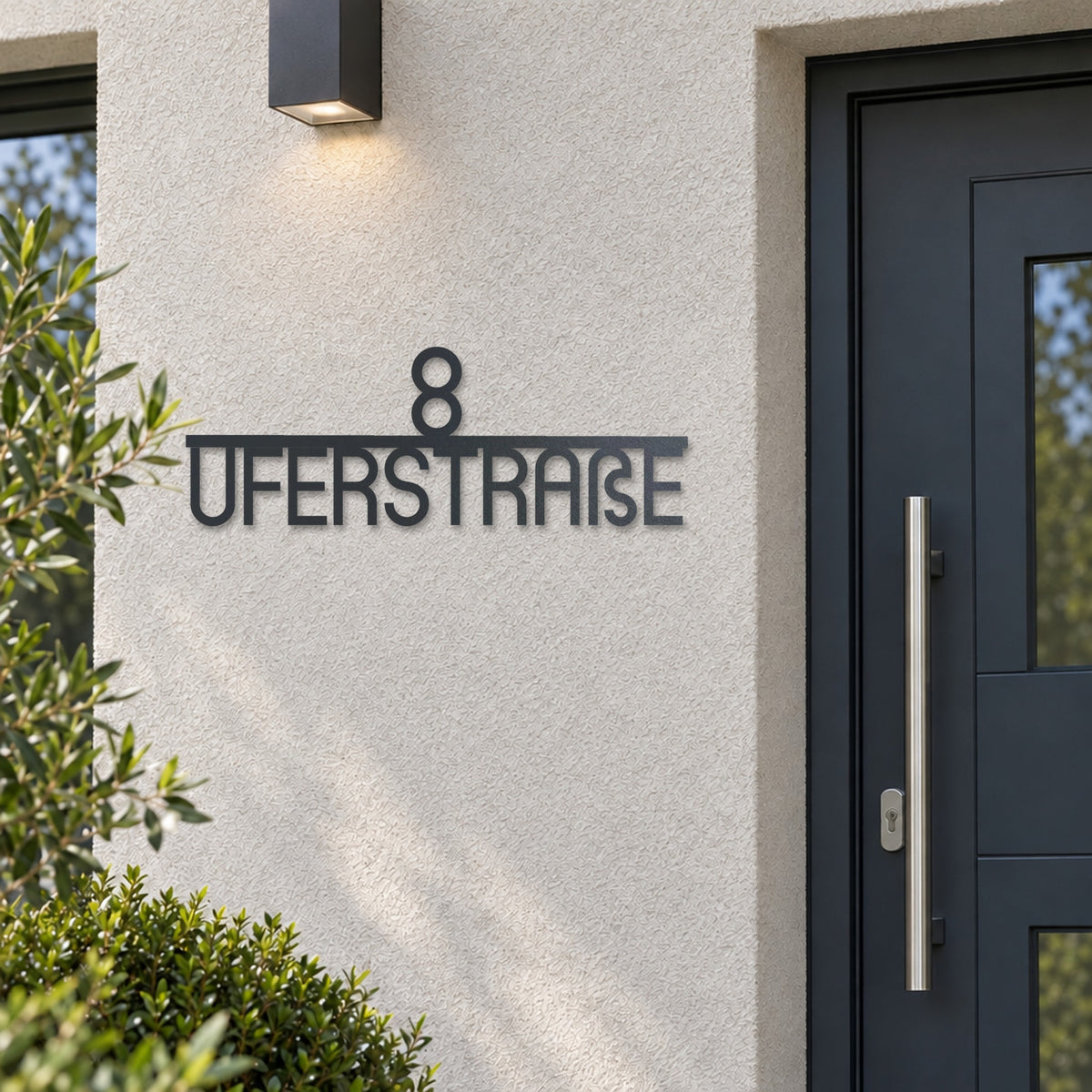 Edelstahl Straßenschild mit Hausnummer personalisiert – Zentriertes, Modernes Straßenschild Abgerundet „Uferstraße 8“ neben der Haustür, Edelstahl Anthrazit RAL 7016 · WesterWerk