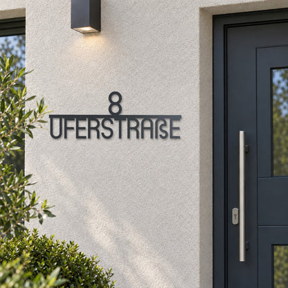 Edelstahl Straßenschild mit Hausnummer personalisiert – Zentriertes, Modernes Straßenschild Abgerundet „Uferstraße 8“ neben der Haustür, Edelstahl Anthrazit RAL 7016 · WesterWerk
