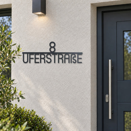 Edelstahl Straßenschild mit Hausnummer personalisiert – Zentriertes, Modernes Straßenschild Abgerundet „Uferstraße 8“ neben der Haustür, Edelstahl Anthrazit RAL 7016 · WesterWerk