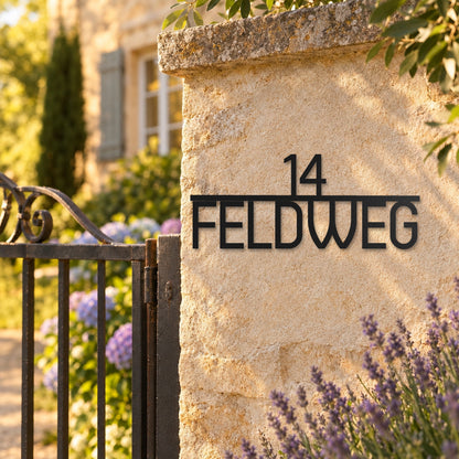 Edelstahl Straßenschild mit Hausnummer personalisiert – Zentriertes, Modernes Straßenschild Abgerundet „Feldweg 14“ am Gartenpfeiler, Edelstahl Schwarz RAL 9005 · WesterWerk