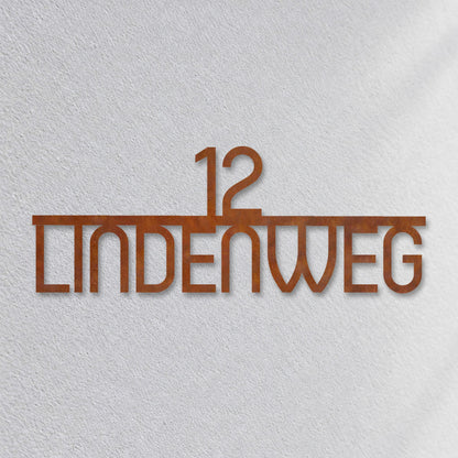 Edelstahl Straßenschild mit Hausnummer personalisiert – Zentriertes, Modernes Straßenschild Abgerundet „Lindenweg 12“ Nahaufnahme an der Fassade, Cortenstahl Edelrost · WesterWerk