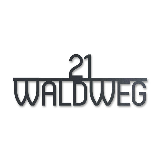 Edelstahl Straßenschild mit Hausnummer personalisiert – Zentriertes, Modernes Straßenschild Abgerundet „Waldweg 21“, lasergeschnitten · WesterWerk