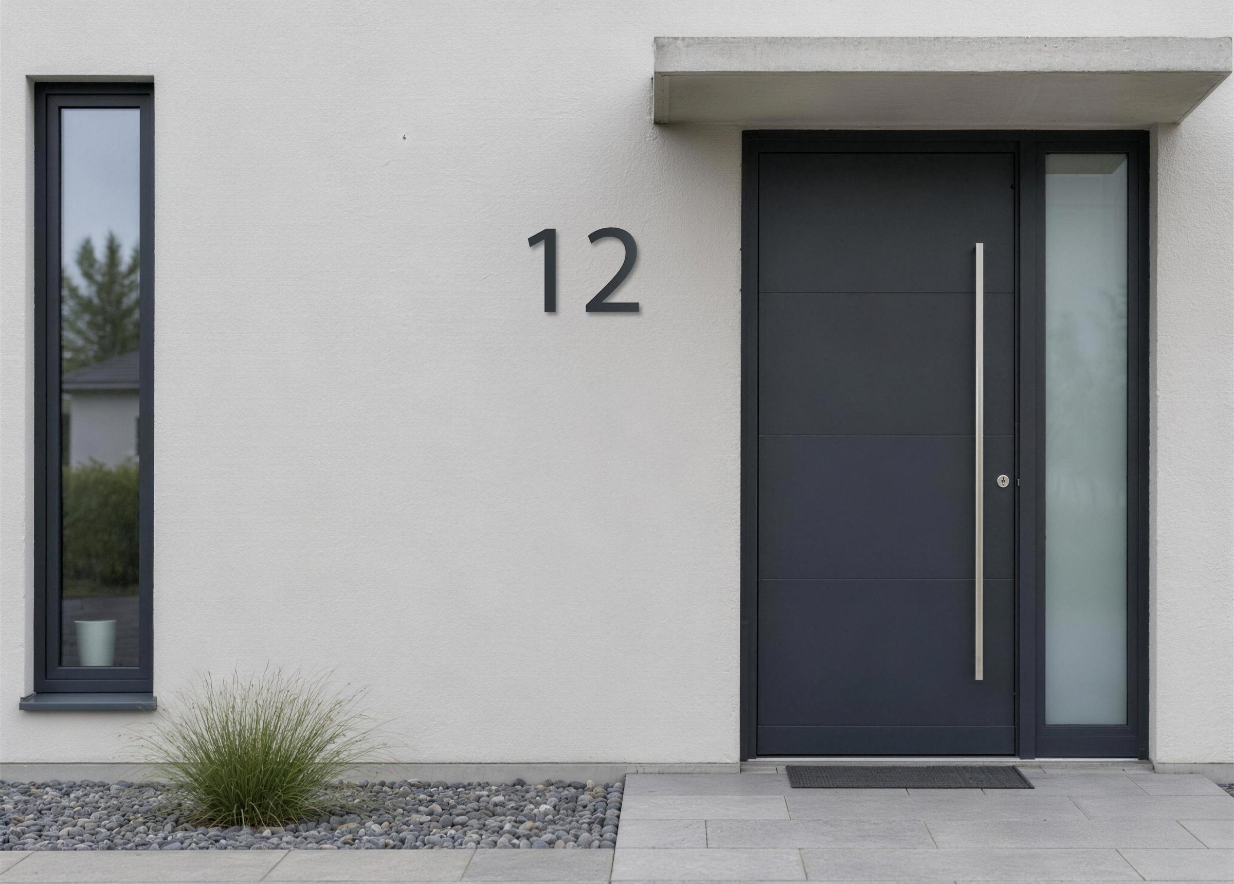 Hausnummer aus Edelstahl Anthrazit neben einer modernen Haustür